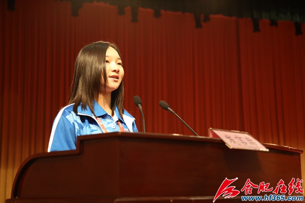 志愿者代表上臺(tái)做了表態(tài)發(fā)言