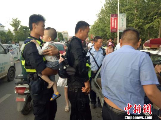 昆明：男子抱2歲幼子跳河輕生民警奮不顧身救人