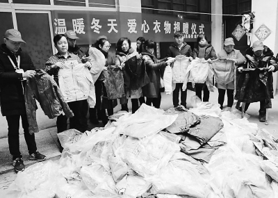 鹿邑90后農(nóng)民要賬要回500多件皮衣 全捐了出去