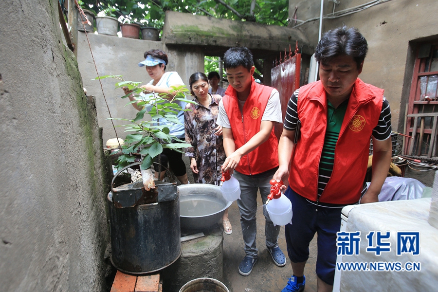 河南開封:暴雨過后忙消毒