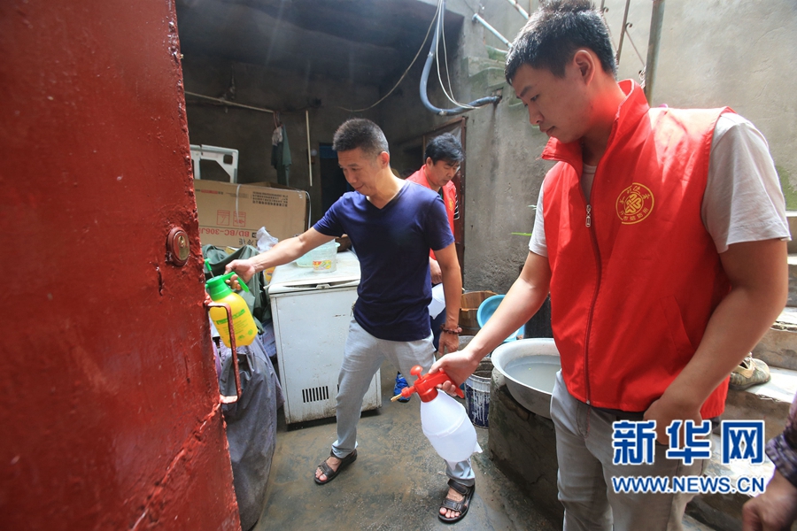 河南開封:暴雨過后忙消毒