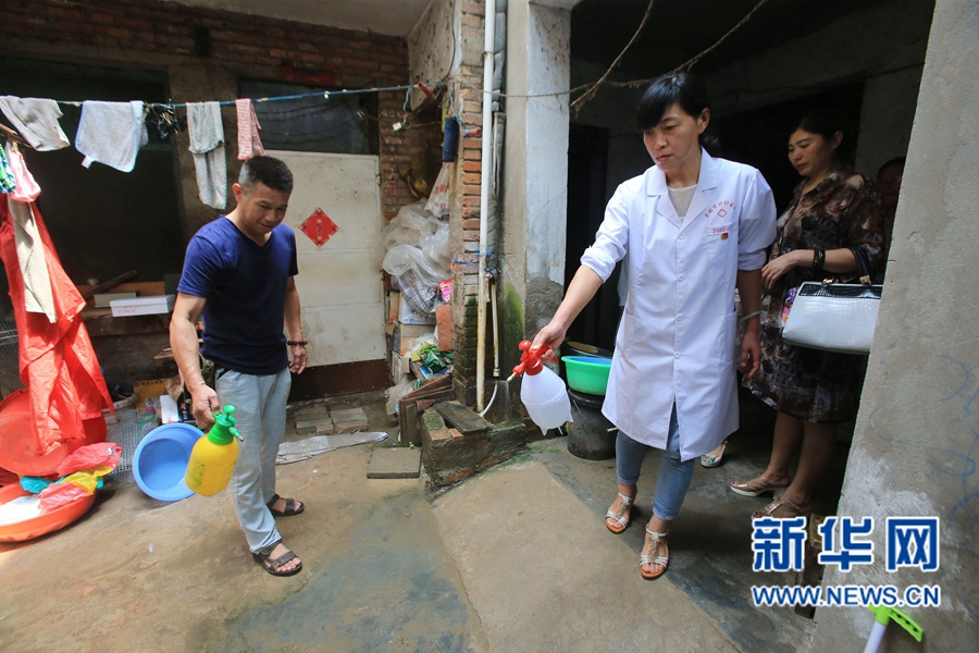 河南開封:暴雨過后忙消毒