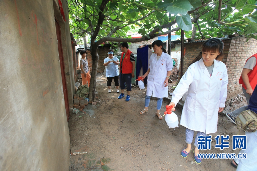河南開封:暴雨過后忙消毒