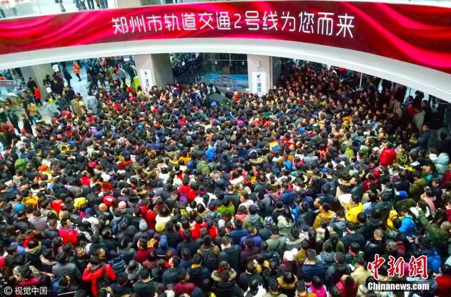 鄭州受初雪影響地鐵人流驟增 排隊場面壯觀