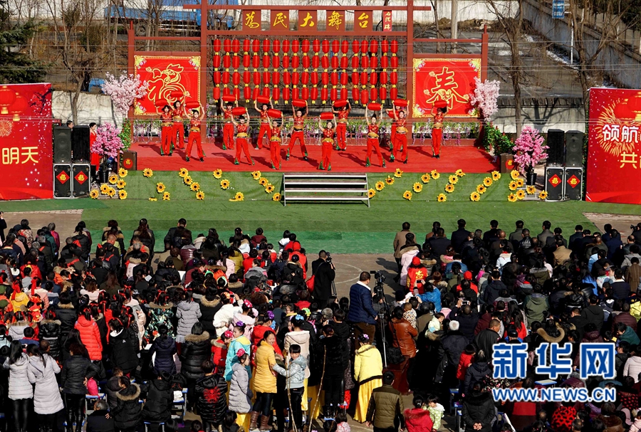 農(nóng)民辦“村晚” 快樂(lè)迎新春