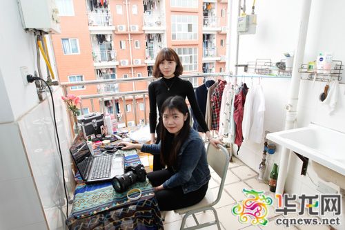 周雅如（前）和熊秋月的攝影工作室開在了女生寢室陽臺上。