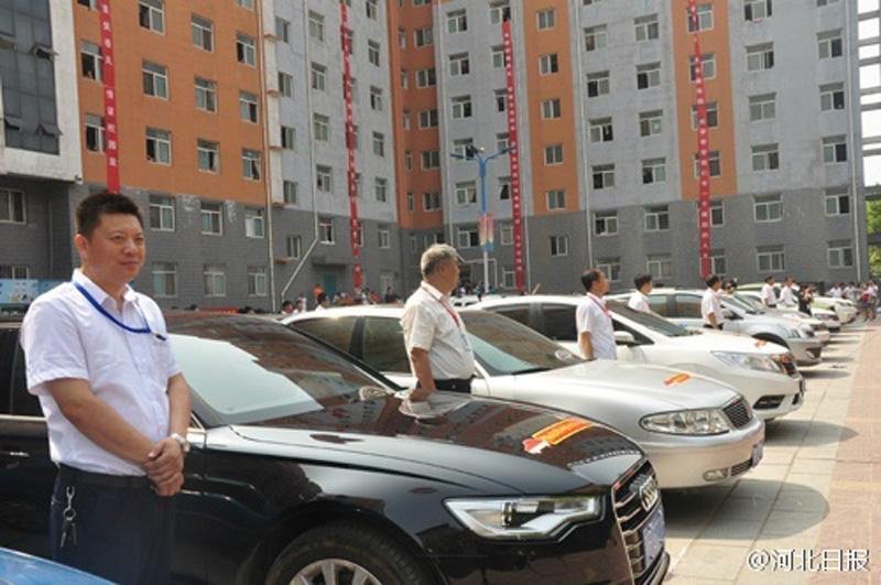 河北高校老師開私家車送畢業(yè)生離校