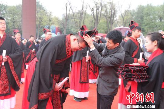 400名學子齊聚西安漢城湖畔行漢式成人禮