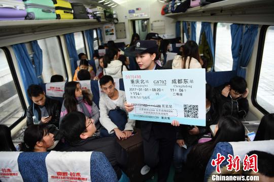 重慶火車站美女“警花”為旅客宣傳如何識別真假火車票
