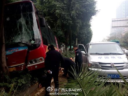 廣西一公交車(chē)連撞多車(chē)后撞樹(shù) 致1死多傷(圖)
