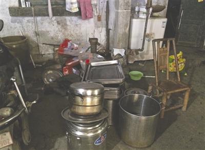 　作坊內(nèi)凌亂的餐具，衛(wèi)生條件堪憂(yōu)