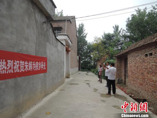 朱婷成家鄉(xiāng)驕傲鄉(xiāng)親趕三十里路與其故居合影（圖）