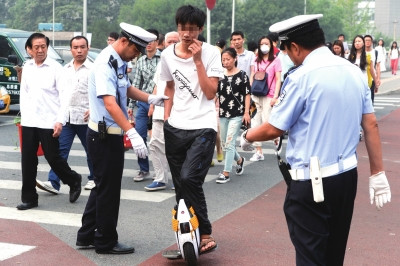 滑板車違規(guī)上路交警半小時罰6單銷售商稱銷量減半