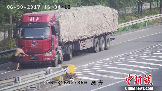 大貨車高速上又擋牌照又倒車自摘“牌罩”現(xiàn)原形