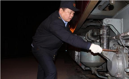 艾師傅認(rèn)真檢查機(jī)車(chē)走行部